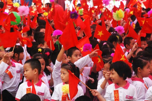 Hà Nội: Trời mưa vẫn rực rỡ cờ hoa ngày khai giảng muộn - ảnh 1