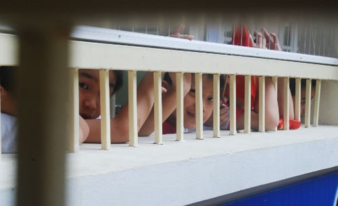 Hà Nội: Trời mưa vẫn rực rỡ cờ hoa ngày khai giảng muộn - ảnh 10