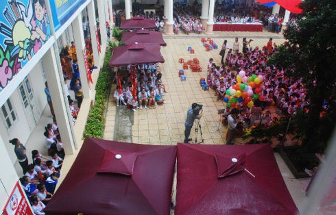 Hà Nội: Trời mưa vẫn rực rỡ cờ hoa ngày khai giảng muộn - ảnh 11