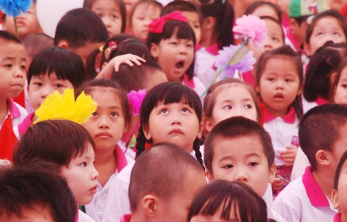 Hà Nội: Trời mưa vẫn rực rỡ cờ hoa ngày khai giảng muộn - ảnh 12