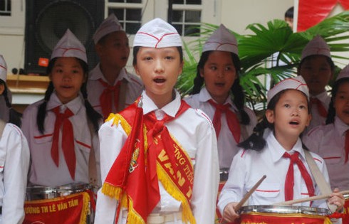 Hà Nội: Trời mưa vẫn rực rỡ cờ hoa ngày khai giảng muộn - ảnh 2