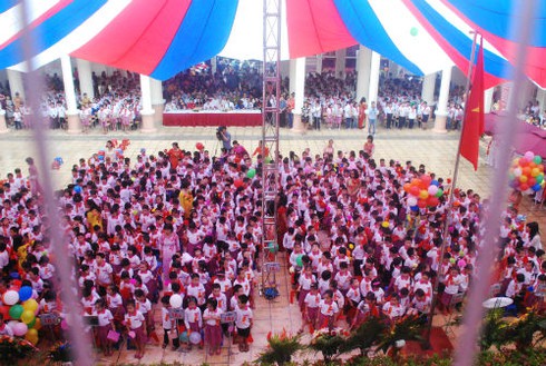 Hà Nội: Trời mưa vẫn rực rỡ cờ hoa ngày khai giảng muộn - ảnh 3