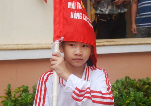 Hà Nội: Trời mưa vẫn rực rỡ cờ hoa ngày khai giảng muộn - ảnh 4