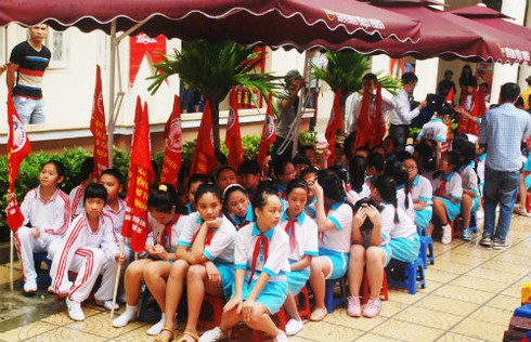 Hà Nội: Trời mưa vẫn rực rỡ cờ hoa ngày khai giảng muộn - ảnh 5