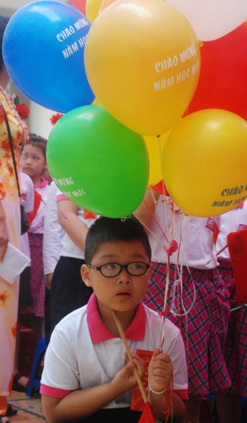 Hà Nội: Trời mưa vẫn rực rỡ cờ hoa ngày khai giảng muộn - ảnh 6