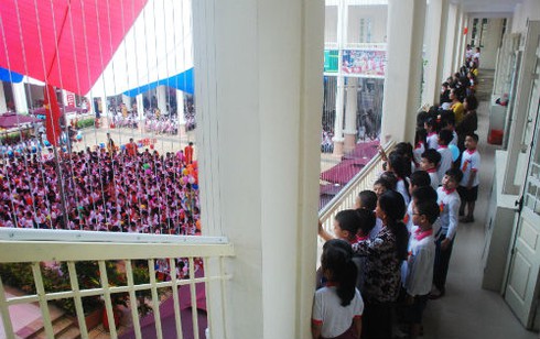 Hà Nội: Trời mưa vẫn rực rỡ cờ hoa ngày khai giảng muộn - ảnh 8