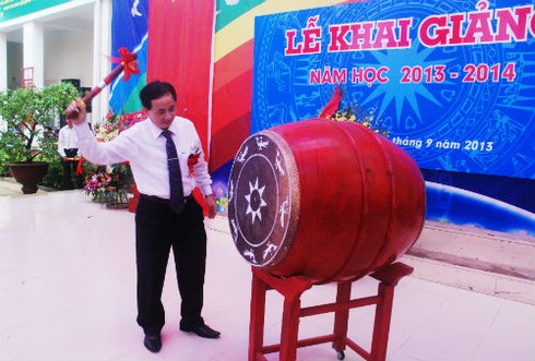 Hà Nội: Trời mưa vẫn rực rỡ cờ hoa ngày khai giảng muộn - ảnh 9