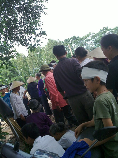 Kéo quan tài trên sông: Đau lòng phong tục thành hủ tục - ảnh 2