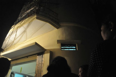 Con trai bàng hoàng thấy mẹ treo cổ chết - ảnh 1