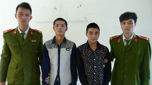 Dùng hơi cay, bịt khẩu trang để cướp xe máy - ảnh 1