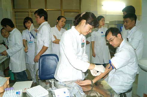 Bác sỹ hiến máu cứu bệnh nhân nguy kịch - ảnh 1