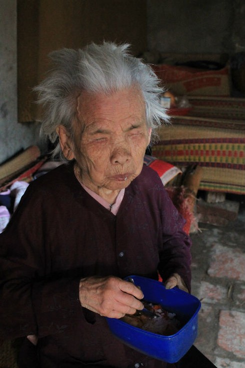 Cụ già 90 tuổi mù lòa sống cô đơn trong gian nhà 6m2 - ảnh 1