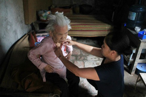 Cụ già 90 tuổi mù lòa sống cô đơn trong gian nhà 6m2 - ảnh 3