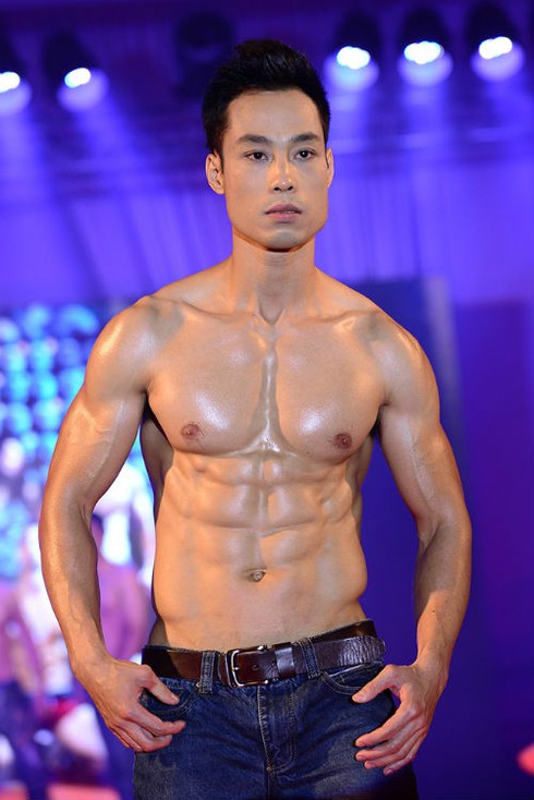 Cận cảnh cơ bắp đẹp như tượng đá của tân nam vương Mr.6 Pack - ảnh 3
