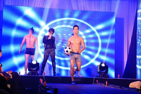 Cận cảnh cơ bắp đẹp như tượng đá của tân nam vương Mr.6 Pack - ảnh 6