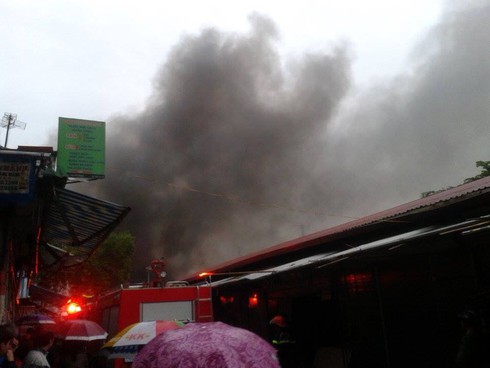 Hà Nội: Cháy lớn ở chợ Nhà xanh, tiểu thương khóc trong mưa - ảnh 3