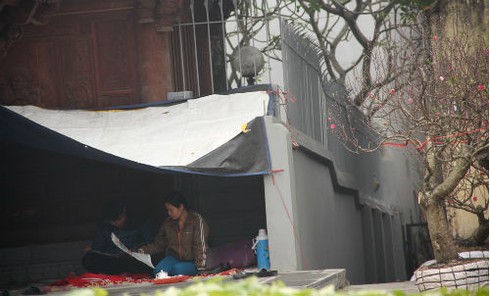 Dựng lều ngủ ven đường bán cây ngày Tết - ảnh 4