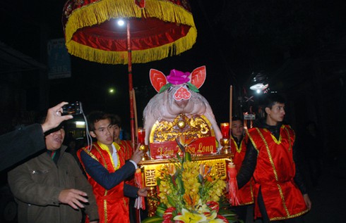 Hà Nội: Hàng nghìn người tháp tùng “ông lợn” - ảnh 1