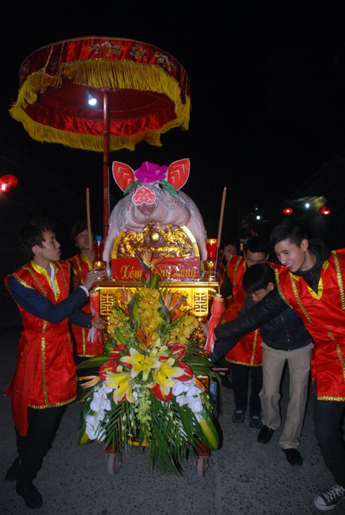 Hà Nội: Hàng nghìn người tháp tùng “ông lợn” - ảnh 10