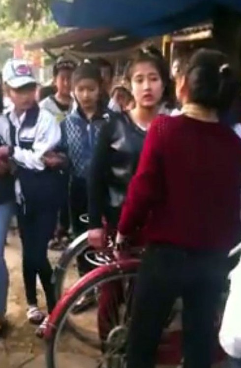Vụ phụ huynh tát nữ sinh: Sẽ xử lý hành chính người mẹ - ảnh 2