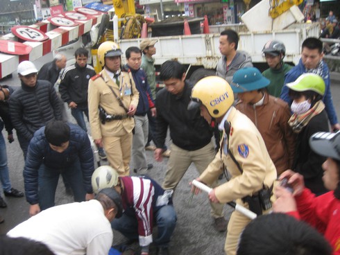 Xe tải biển xanh kéo đổ cột biển báo cầu vượt, 1 người trọng thương - ảnh 1