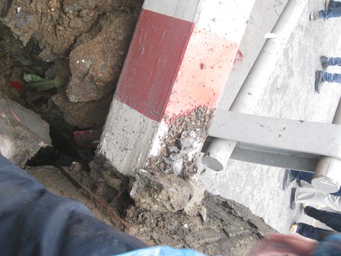 Xe tải biển xanh kéo đổ cột biển báo cầu vượt, 1 người trọng thương - ảnh 3