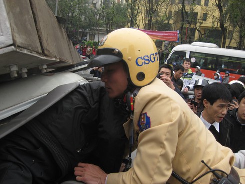 Xe tải biển xanh kéo đổ cột biển báo cầu vượt, 1 người trọng thương - ảnh 4