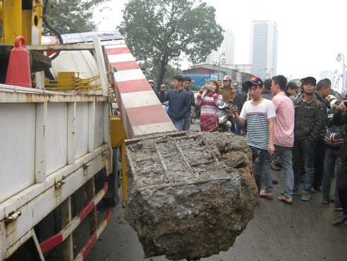 Xe tải biển xanh kéo đổ cột biển báo cầu vượt, 1 người trọng thương - ảnh 5