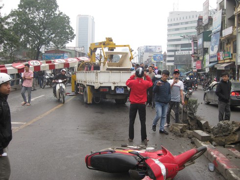 Xe tải biển xanh kéo đổ cột biển báo cầu vượt, 1 người trọng thương - ảnh 7