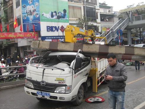 Xe tải biển xanh kéo đổ cột biển báo cầu vượt, 1 người trọng thương - ảnh 2