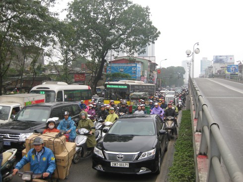 Xe tải biển xanh kéo đổ cột biển báo cầu vượt, 1 người trọng thương - ảnh 6