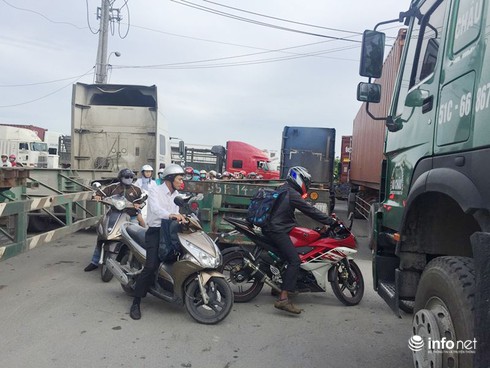 TP HCM: Người dân viết đơn cầu cứu vì container