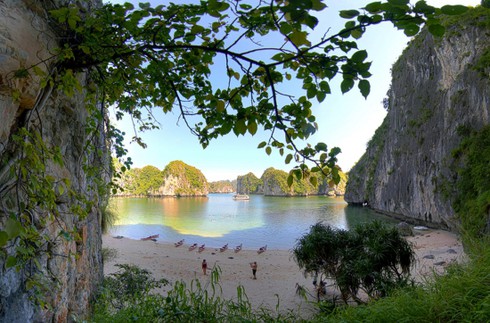 Sức hấp dẫn của du lịch Quảng Ninh nhìn từ Bãi Cháy - ảnh 2