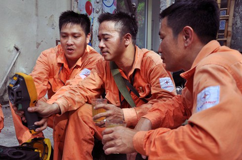 Những người âm thầm giữ nguồn sáng trong ngày Đại lễ - ảnh 1