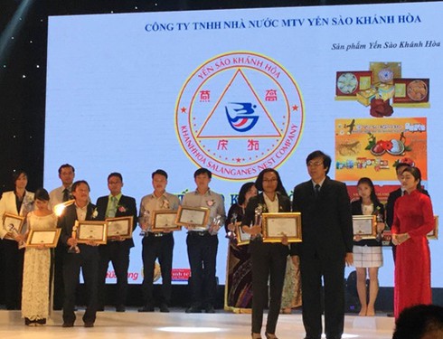 Công ty Yến sào Khánh Hòa nhận giải thưởng “Tin & Dùng Việt Nam năm 2015” - ảnh 1