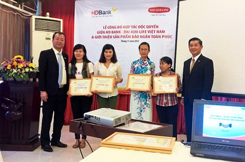 HDBank và Dai-ichi Life VN trao tặng gói bảo hiểm 40 triệu đồng cho giáo viên - ảnh 1