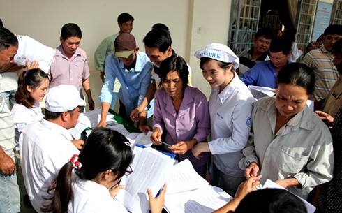 Vinamilk ký hợp đồng với nông dân nuôi bò sữa cả nước - ảnh 1