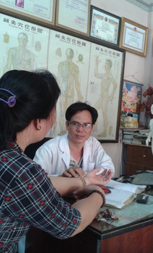 Châm cứu và uống thuốc chữa suy giãn tĩnh mạch chân - ảnh 1