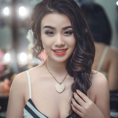 Hot girl Linh Miu dù cổ họng đau rát vẫn livestream hát tặng Fan - ảnh 4