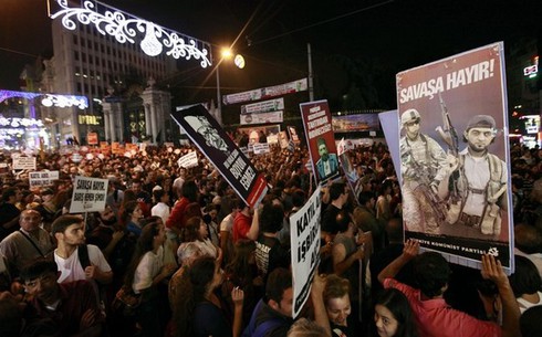 Người dân Thổ Nhĩ Kỳ biểu tình phản đối chiến tranh với Syria - ảnh 1