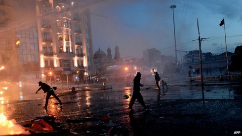 Thổ Nhĩ Kỳ: Người biểu tình ‘giằng co’ quyết liệt với cảnh sát - ảnh 2