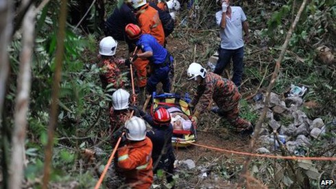 Malaysia: Xe chở khách du lịch lao xuống vực, ít nhất 37 người chết - ảnh 1