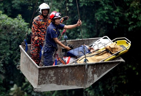Malaysia: Xe chở khách du lịch lao xuống vực, ít nhất 37 người chết - ảnh 2