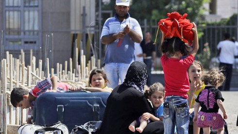 Lo sợ bị tấn công, người dân Syria ùn ùn chạy tị nạn - ảnh 1