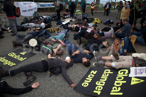 Anh: 'chết' để phản đối hội chợ vũ khí lớn nhất thế giới - ảnh 1