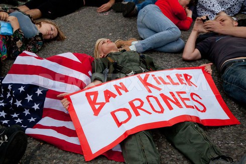 Anh: 'chết' để phản đối hội chợ vũ khí lớn nhất thế giới - ảnh 2