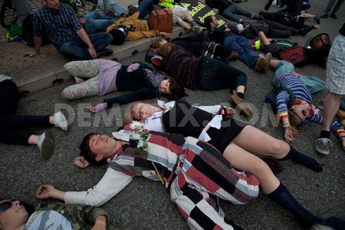 Anh: 'chết' để phản đối hội chợ vũ khí lớn nhất thế giới - ảnh 4