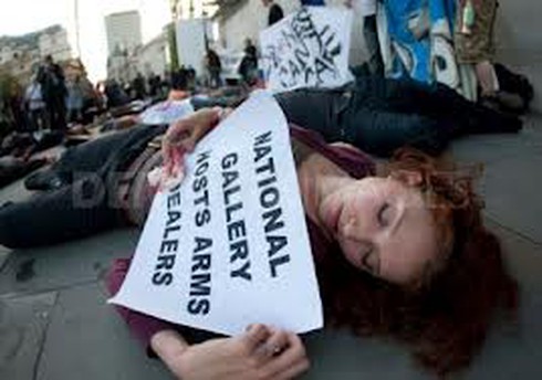 Anh: 'chết' để phản đối hội chợ vũ khí lớn nhất thế giới - ảnh 3