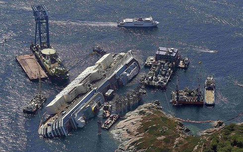 Chùm ảnh trục vớt thành công siêu tàu 4.000 khách của Italy - ảnh 9