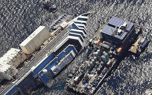 Chùm ảnh trục vớt thành công siêu tàu 4.000 khách của Italy - ảnh 3